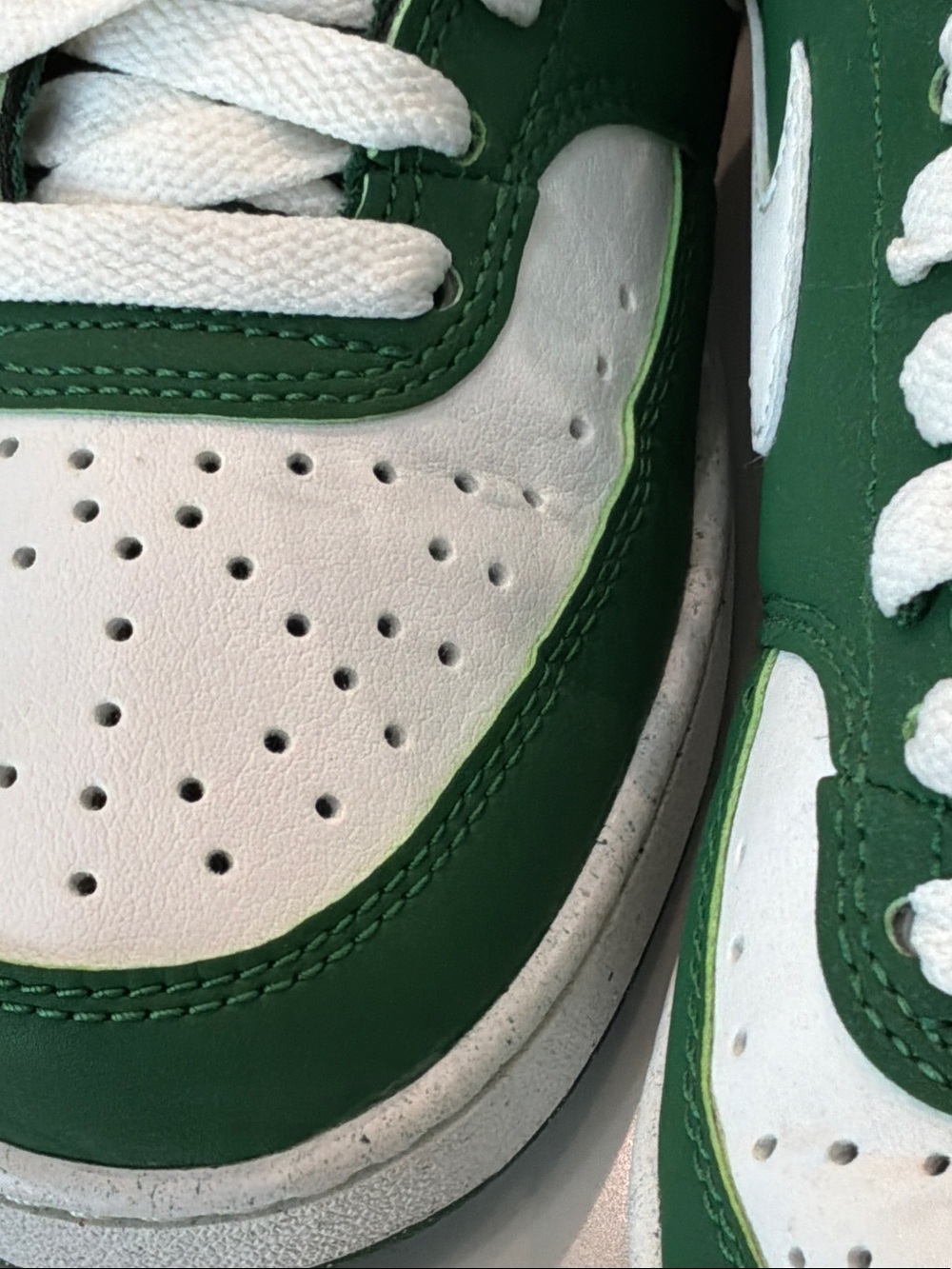 Nike Size 6 Women’s Low-Top Sneakers White Green Worn Trying On Minor Crease - Picture 16 of 16